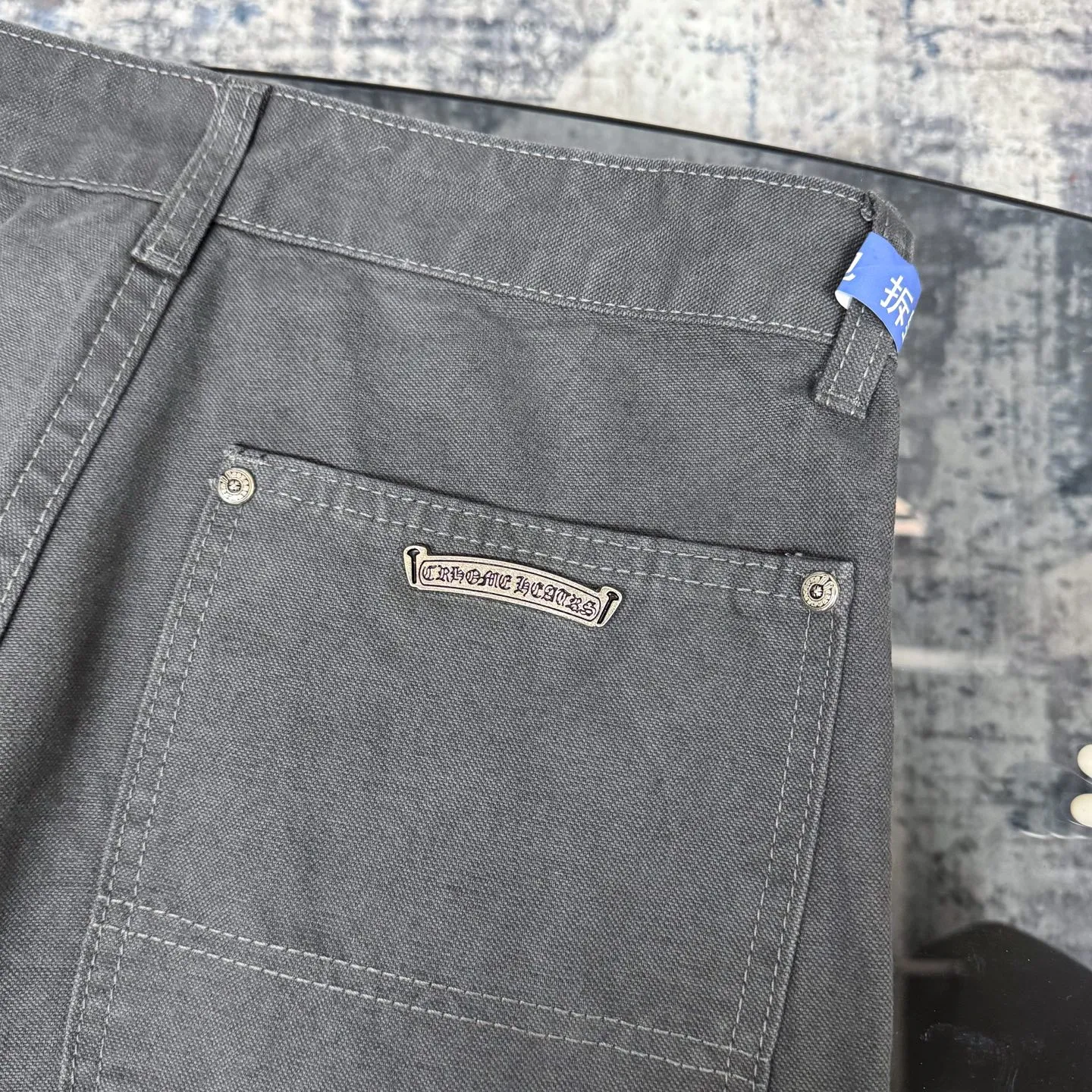 P280 Chrome hearts Cross patch leather jeans workwear logging pants Chrome hearts logging pants are here! ! ! CH Croix Heart Double Knee Cross Patch Leather Bo1 Style Logging Pants Straight-leg Work Pants B136 Croix Heart Cross Sanskrit Overalls Price 34W Level, patchwork cross pattern embellishment, high-waisted washed jeans! ! Absolutely high-end luxury products, 1.9W level god-level single products, super popular products, made by top heavy industry, not to be missed. About Zangyin, this is an extremely luxurious fashion brand, which can also be called the nobles of the high street. It has always been an exclusive brand of some hipsters or rich second generation. Compared with ordinary high streets, it is more luxurious and noble. Compared with luxury brands, it has a more fashionable personality and has always been a brand that I have a special liking for. Imported yarn is custom-woven into a high-density twill canvas, which ensures a crisp silhouette while also making the fabric feel very delicate. It follows the B01 classic silhouette, with a crisp and stylish upper body. The ready-made garments are stone-ground and fermented and can be matched with any style. Buttons and zinc are washed with genuine YKK retro metal products. Double-layered canvas on the front. Perfect details. All hardware is perfect. Size: s-XXL Color: Gray
